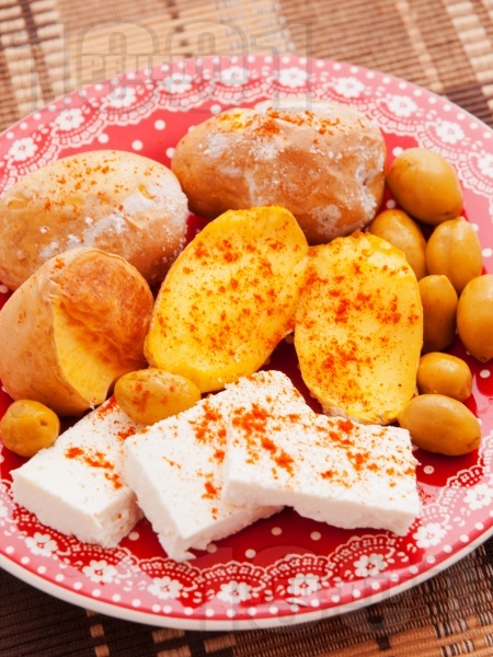 Лесна вечеря с картофи, сирене и маслини - снимка на рецептата